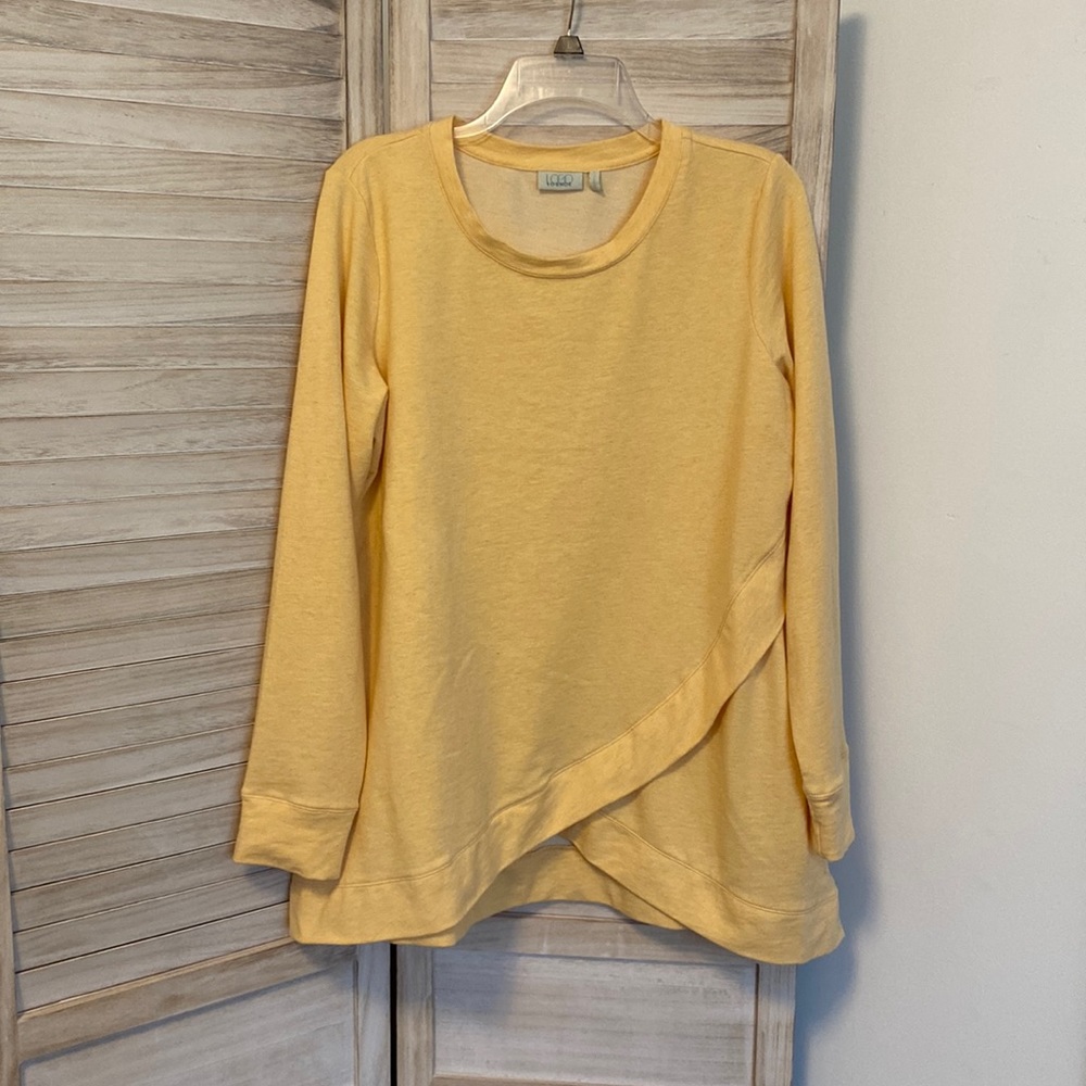 Logo top in yellow. Size large. Smoke free and pet free home